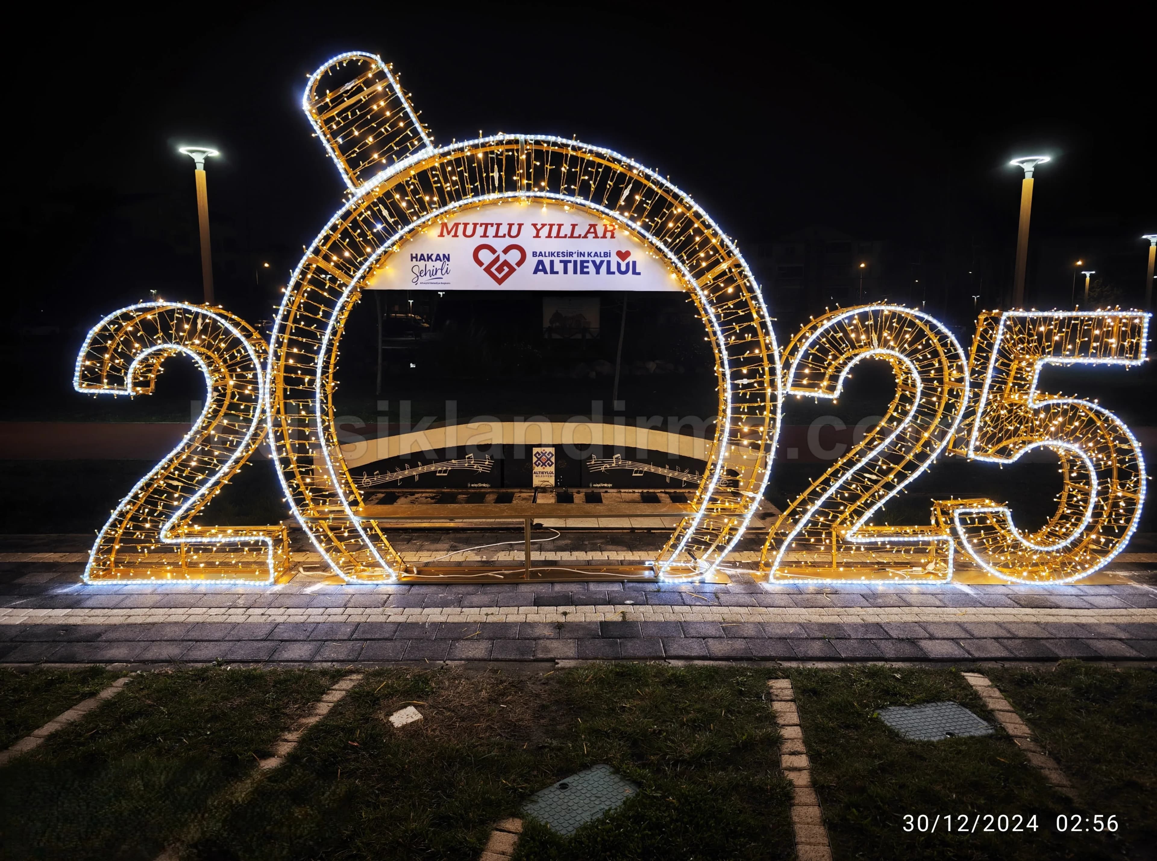 Yılbaşı Işık Trendleri 2026: Bu Sezonun En Popüler Dekorasyon Stilleri - 2026 yılbaşı sezonunun en popüler dekorasyon trendlerini keşfedin
