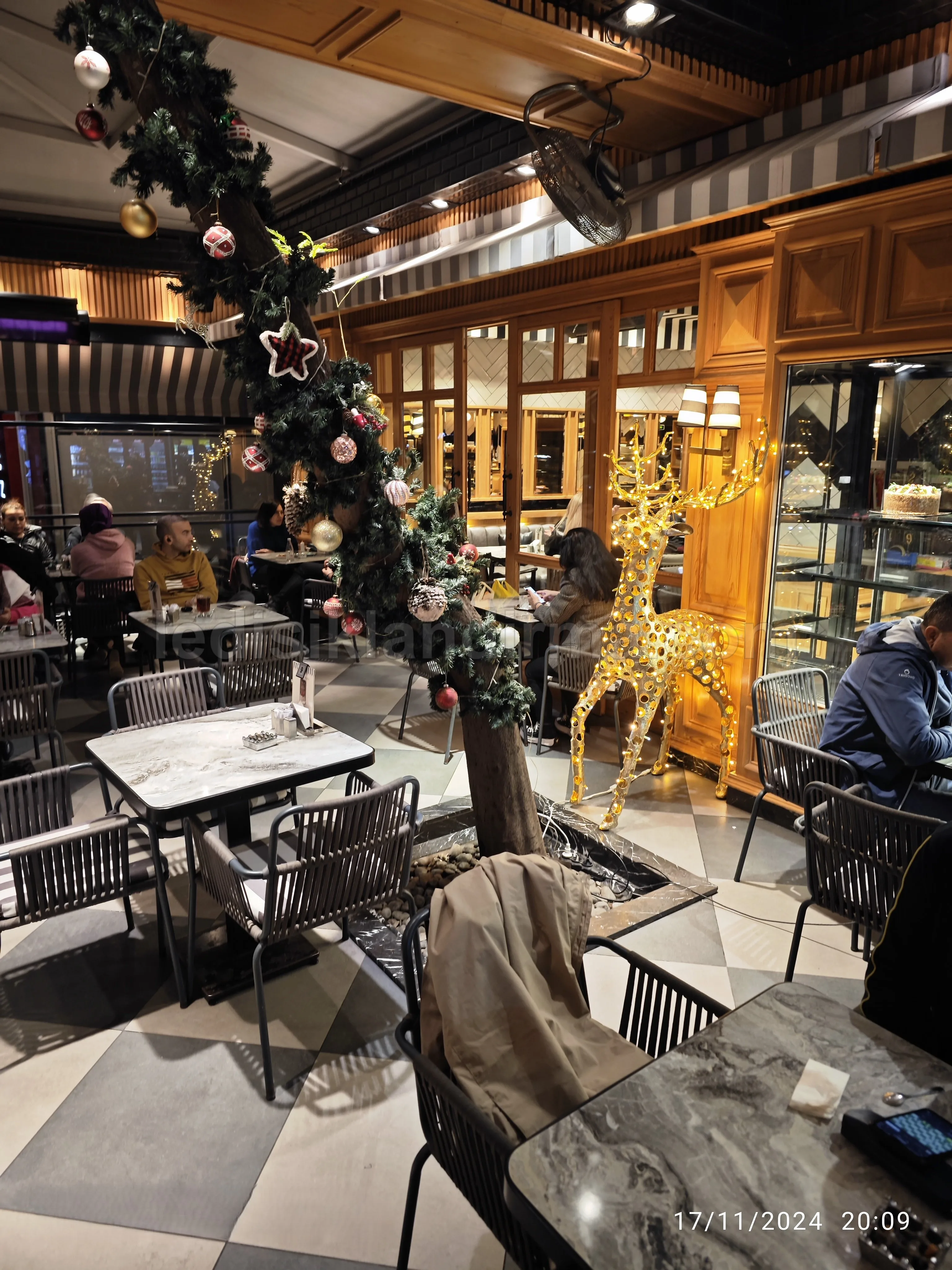 Restoran Yılbaşı Süsleme - Restoranınızı yılbaşı döneminde dolu tutun