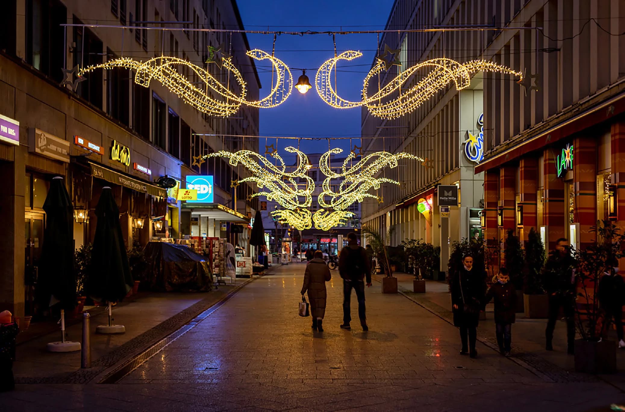 Işıklı Kar Tanesi Cadde Motifi Hamper 510 / Ross 470 - dış mekan LED ışık süsleme uygulaması