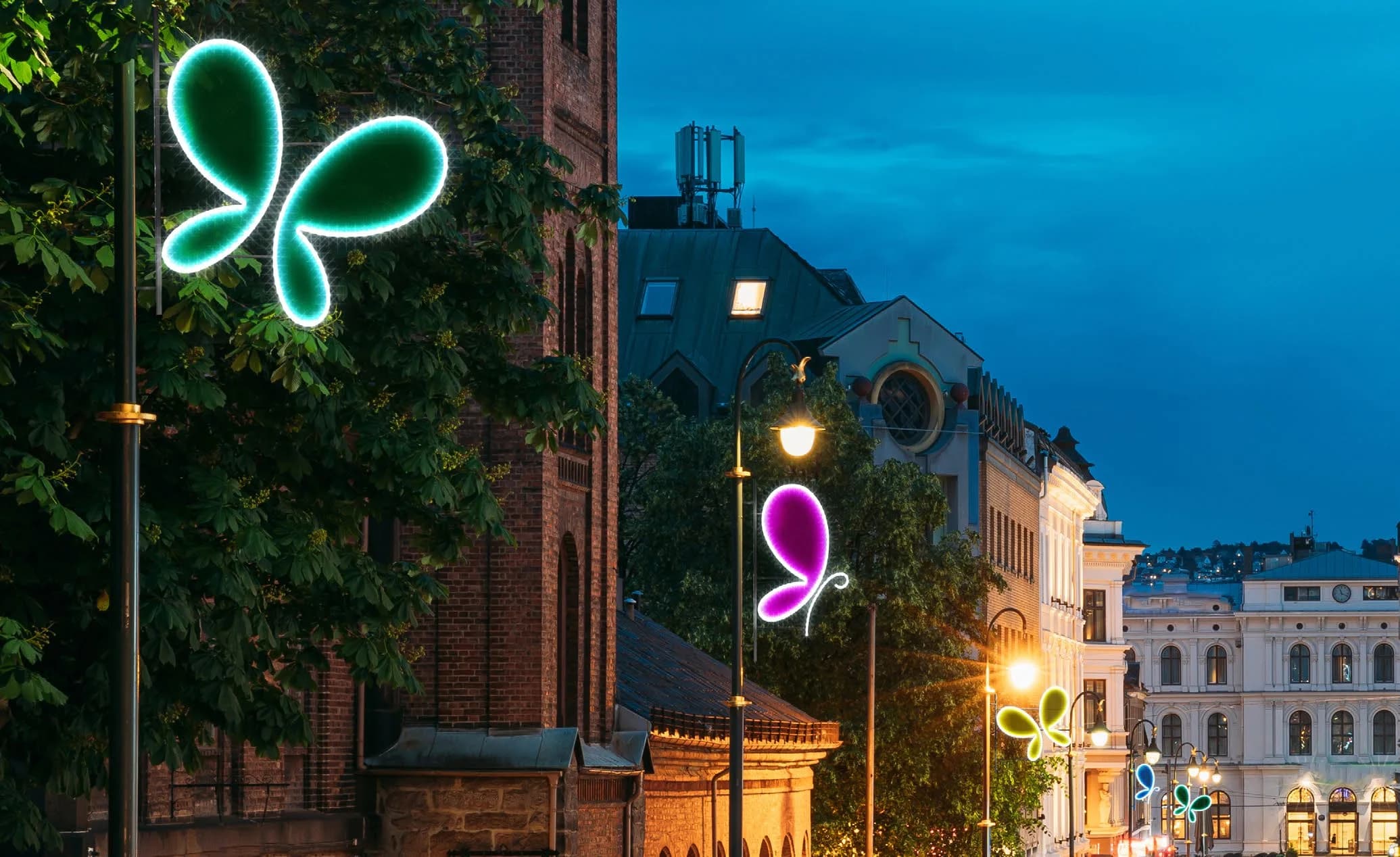 Işıklı Neon Kelebek Florensa - dış mekan LED ışık süsleme uygulaması