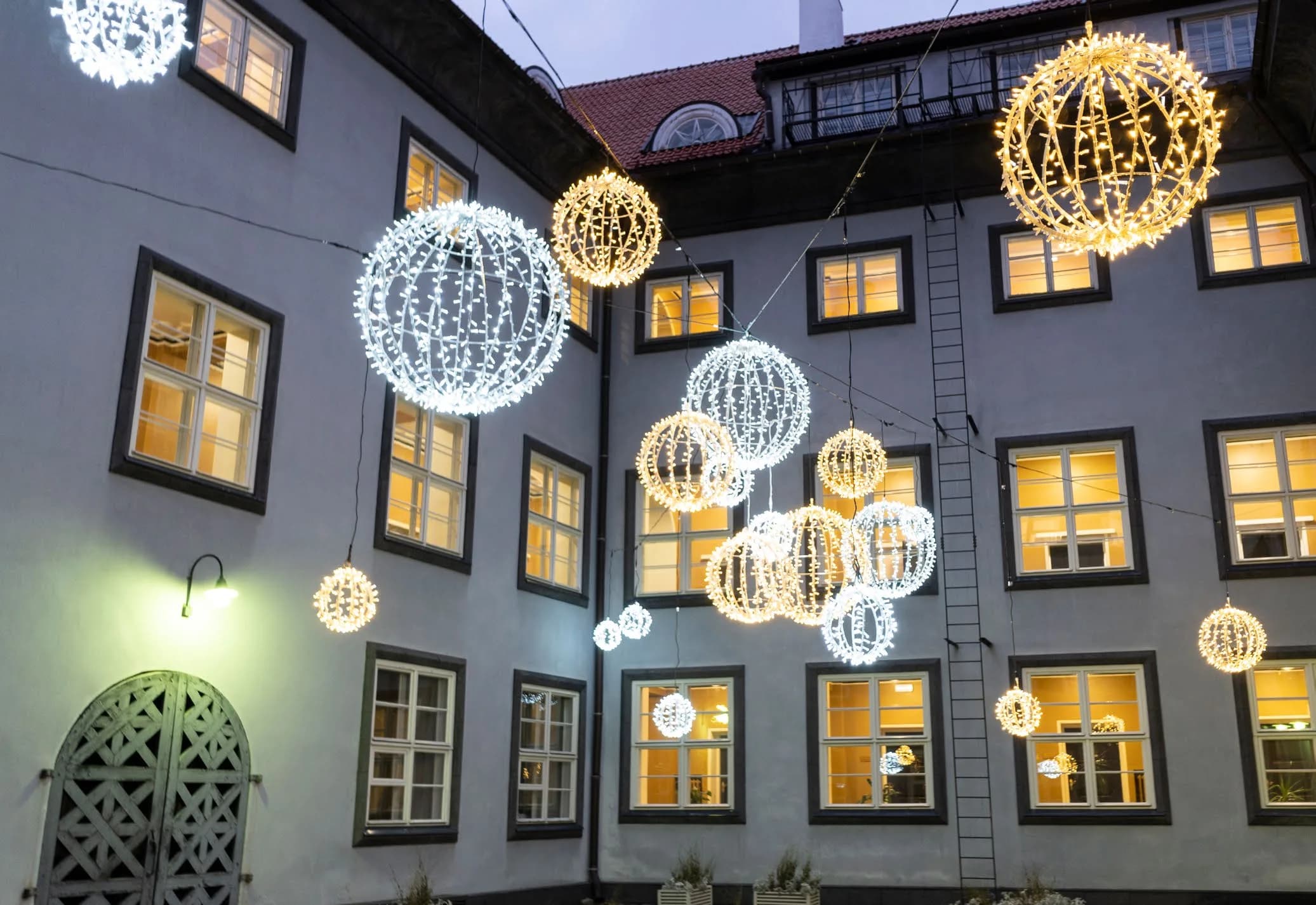 Işıklı Küre Venus 120 - dış mekan LED ışık süsleme uygulaması