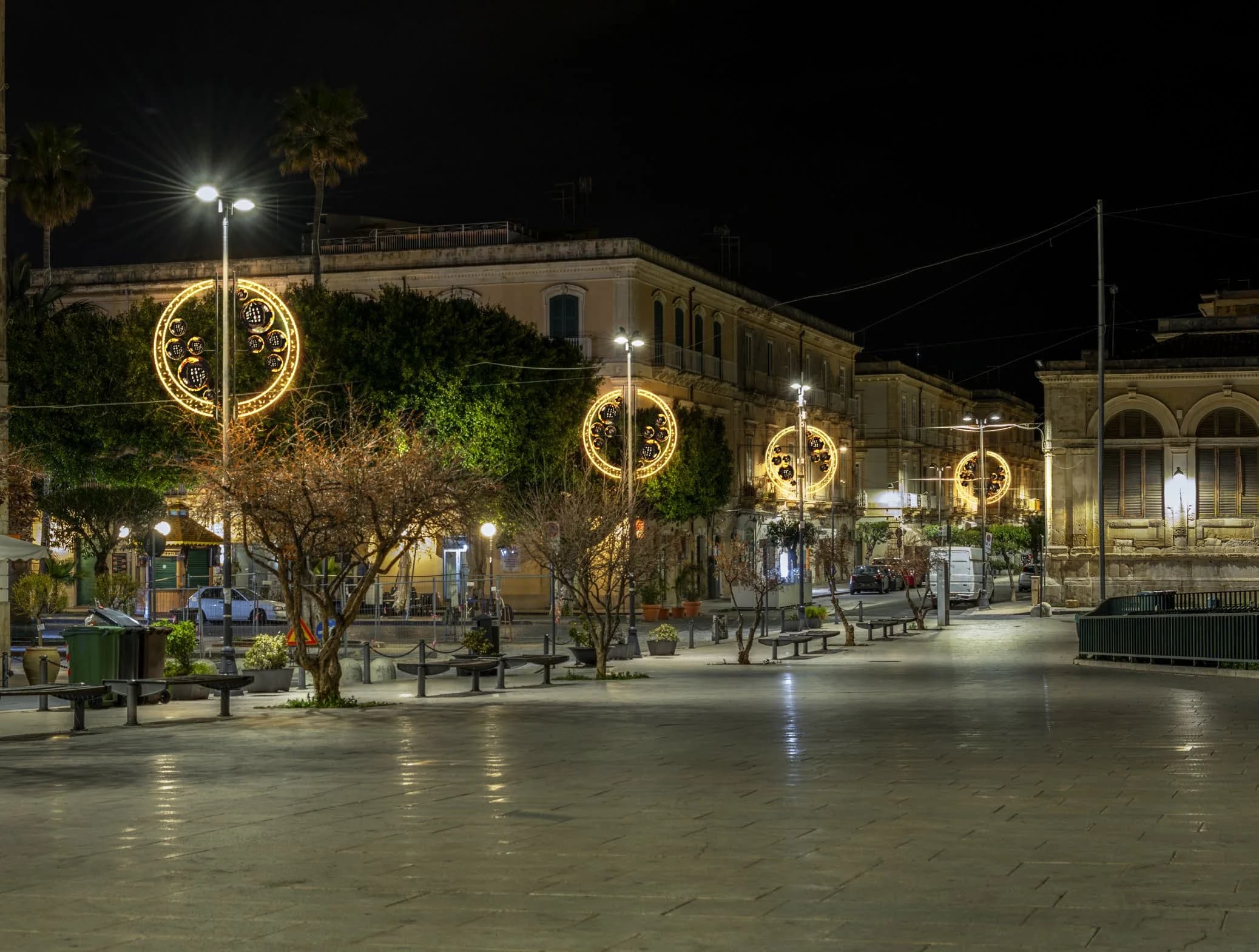 Işıklı Süs Topu Kıvrım Sparkly - dış mekan LED ışık süsleme uygulaması