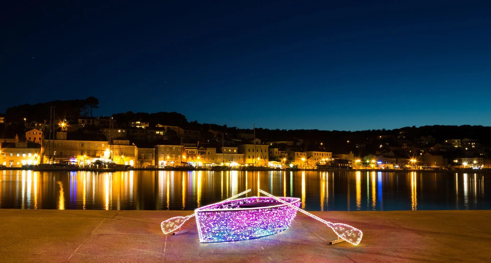 Işıklı Tekne Boat 400 - dış mekan LED ışık süsleme uygulaması