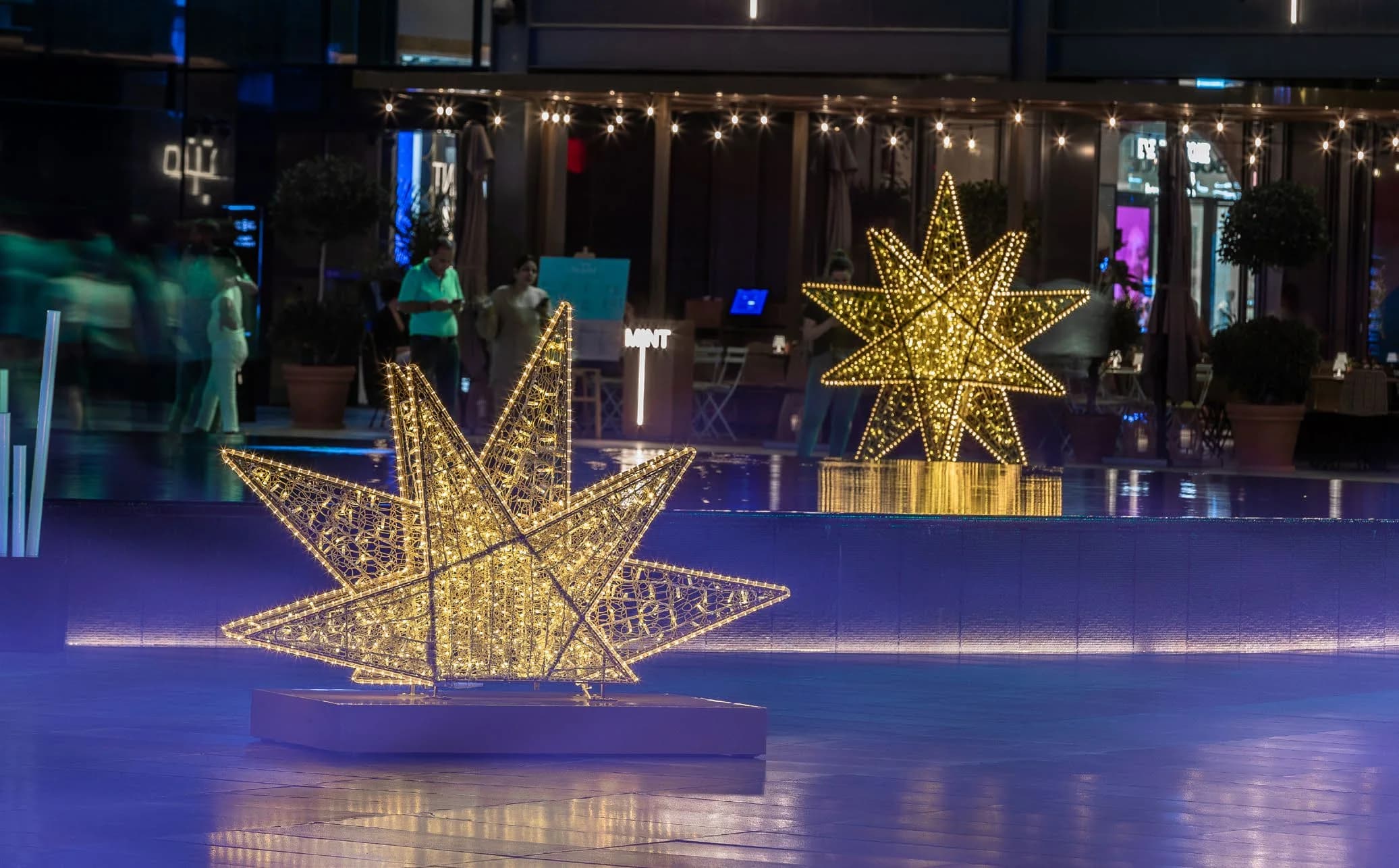 Işıklı Ayakta 3D Yıldız Heykeli Capella 135 / Capella 195 - LED ışık heykeli uygulaması