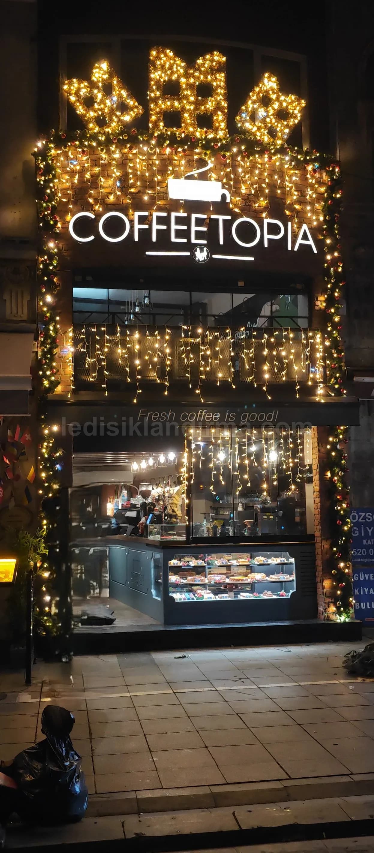 Işıklı Yılbaşı Geyiği - Hortum LED teknolojisiyle üretilen ışıklı yılbaşı geyiği figürleri, dış mekânlardaki yılbaşı dekorasyonunun…