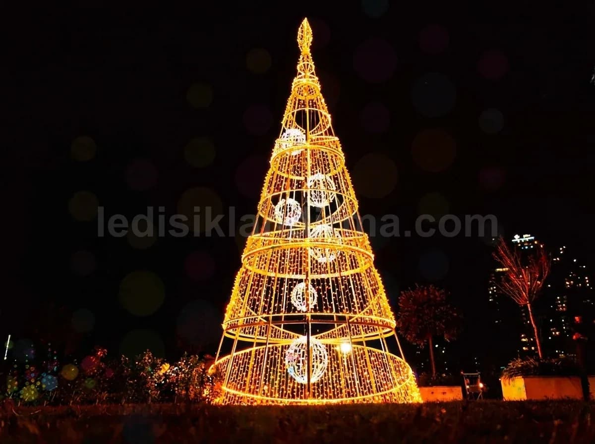 Finike - Gece parkta buyuk altin LED koni agac