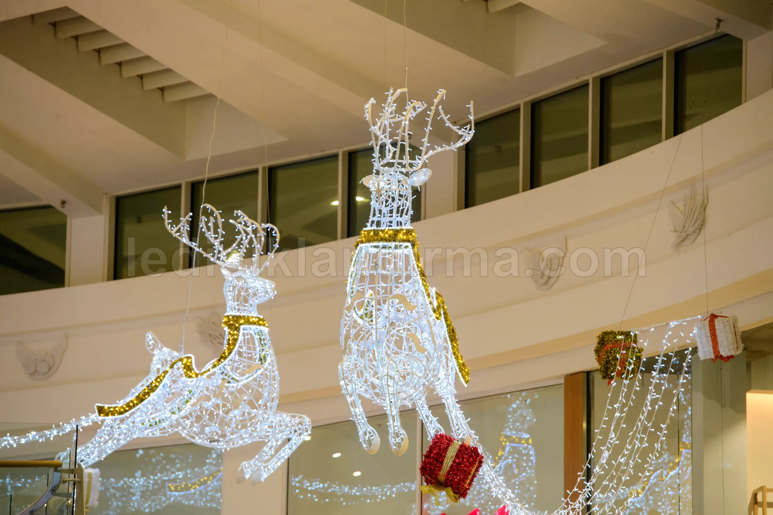 AVM tavanindan asili isikli LED ren geyigi figurleri