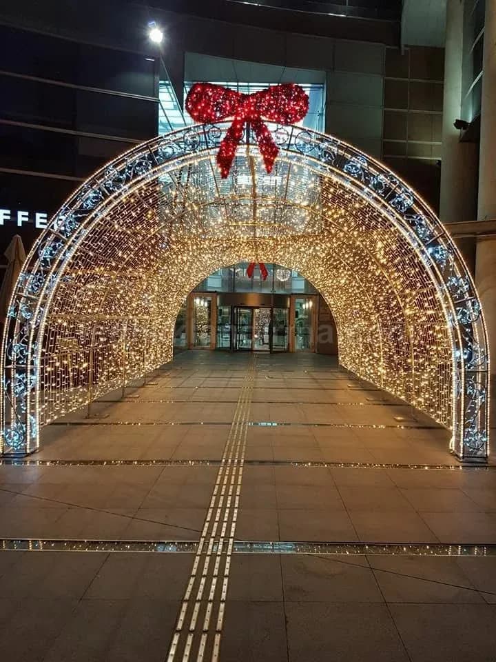 AVM girisi kirmizi fiyonklu isikli kemer tuneli