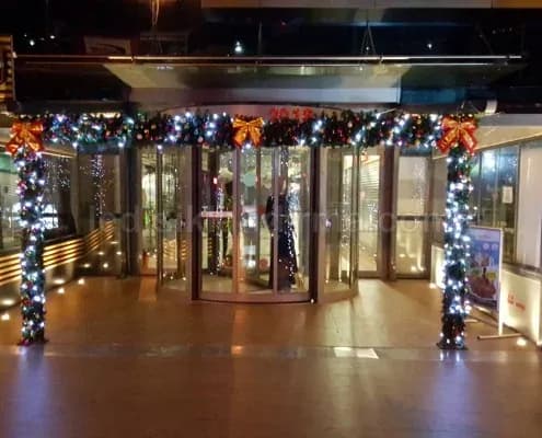 AVM giris kapisi yilbasi kemer susu fiyonk