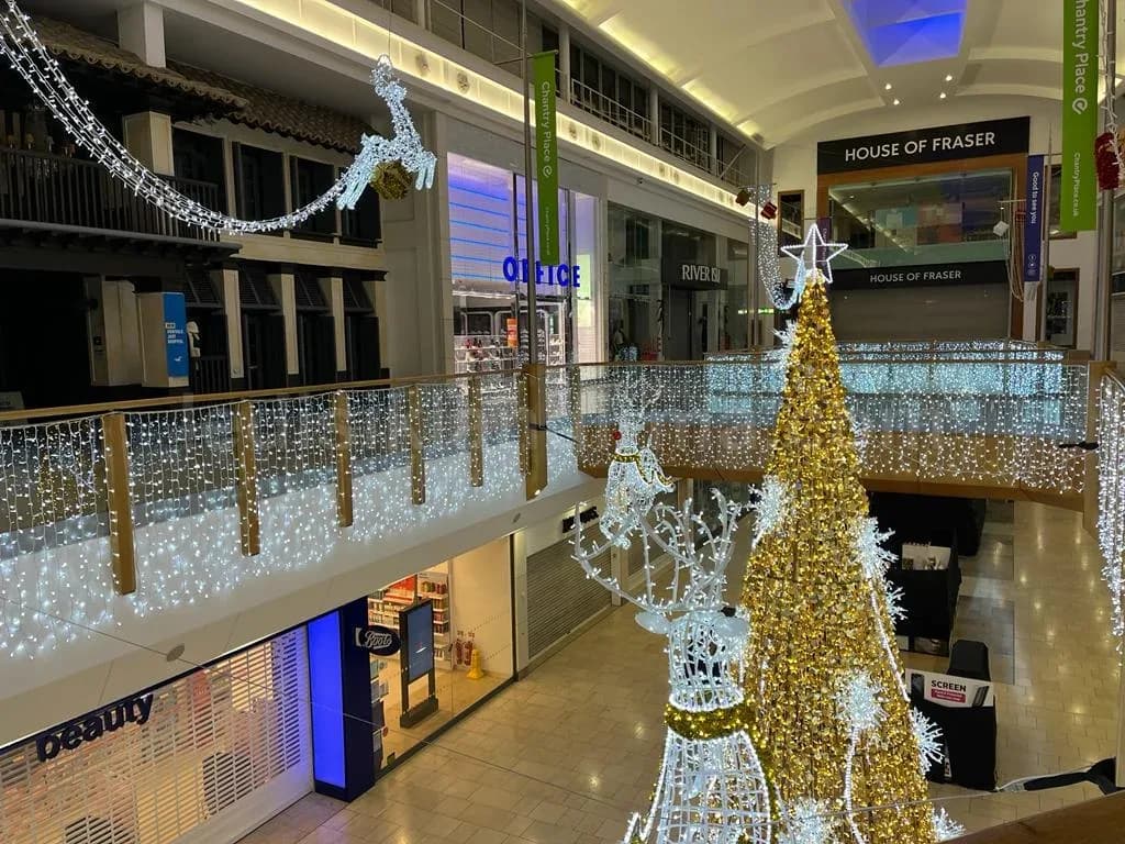 Elmalı - AVM ici altin yilbasi agaci ve isiklar