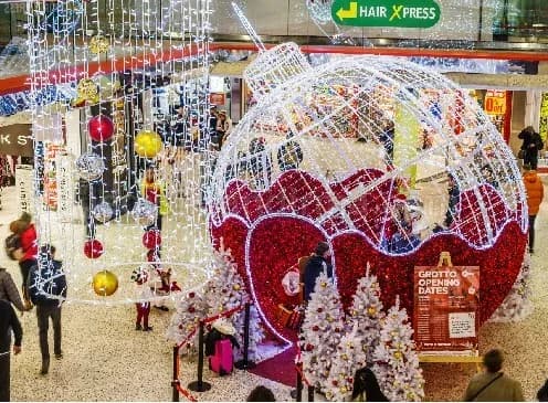 İznik - AVM ici dev kirmizi isikli kure figuru