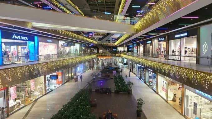Foça - AVM ic koridor altin saçak isik ve magazalar