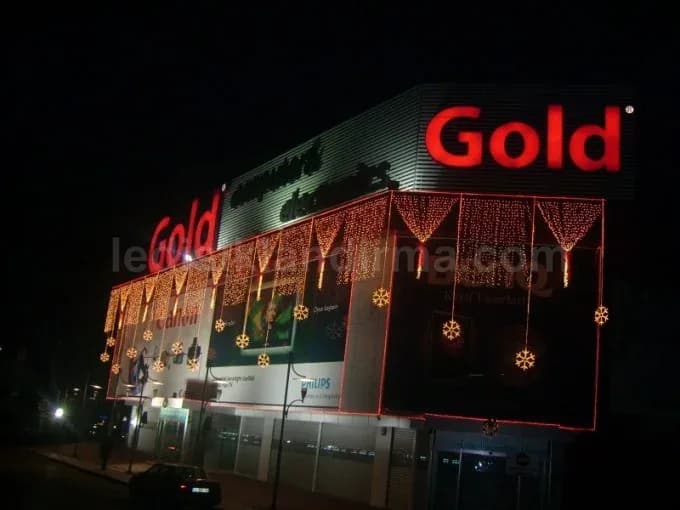 Kaş - Gold magaza binasi cephe kar tanesi saçak LED susleme