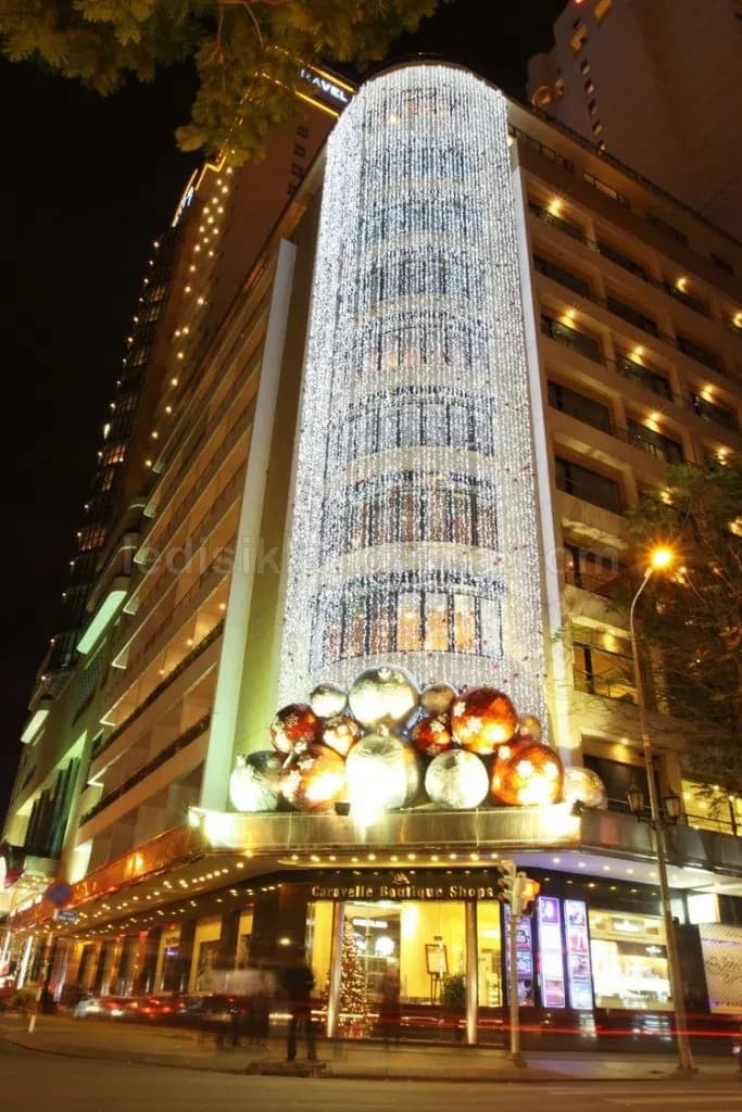 Otel cephesinde sarkit isik ve dev kure susleme