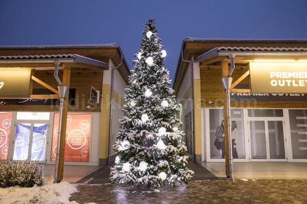 Outlet AVM vitrini onu karli isikli yilbasi agaci