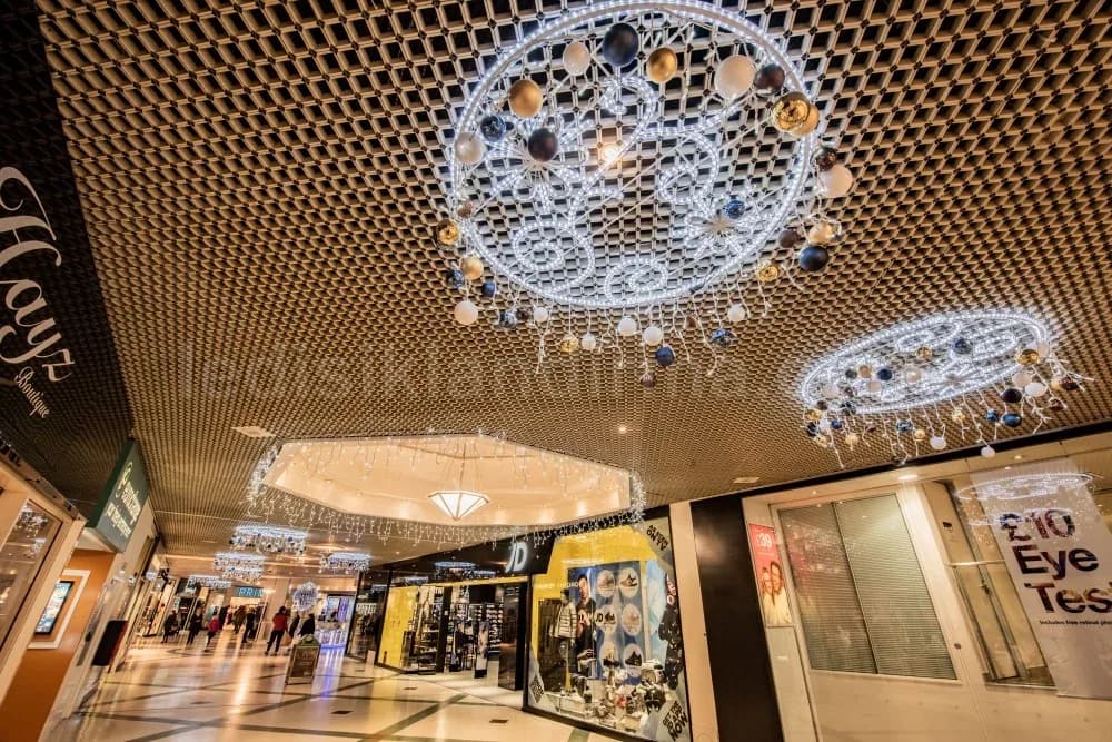 Elmalı - AVM tavaninda isikli kure avizeler