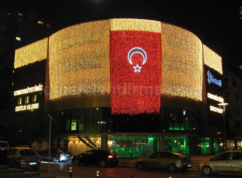 Niğde - Bina cephesinde Turk bayrakli isikli aydinlatma