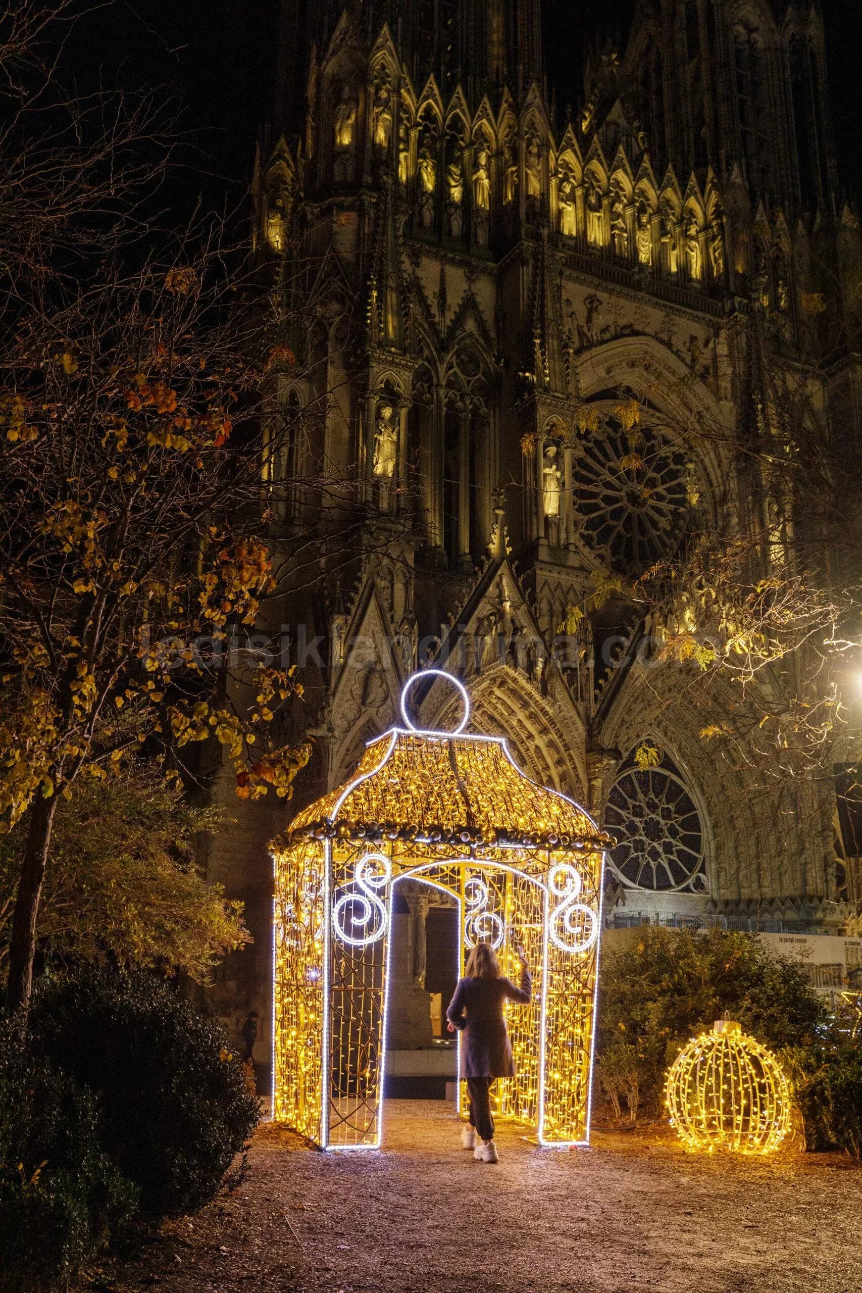 Kahramankazan - Katedral onunde altin LED isikli kameriye motifi