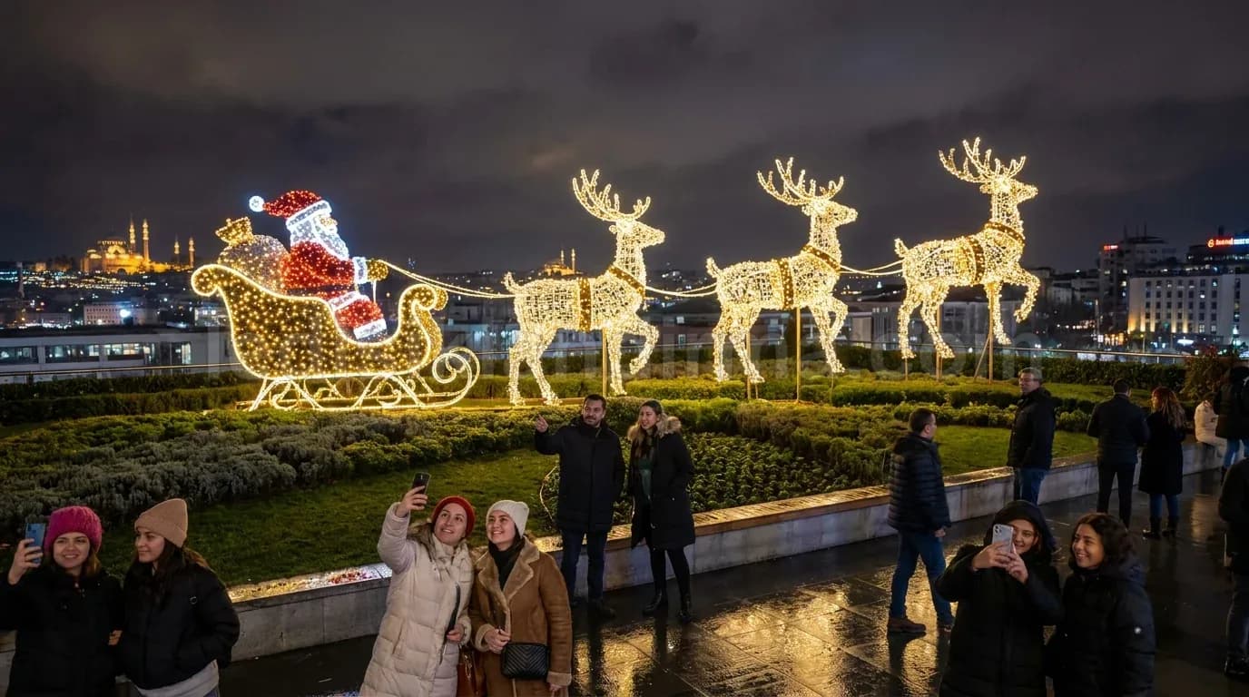 Kepez - Sahil meydaninda isikli geyik kizak Noel baba figurleri
