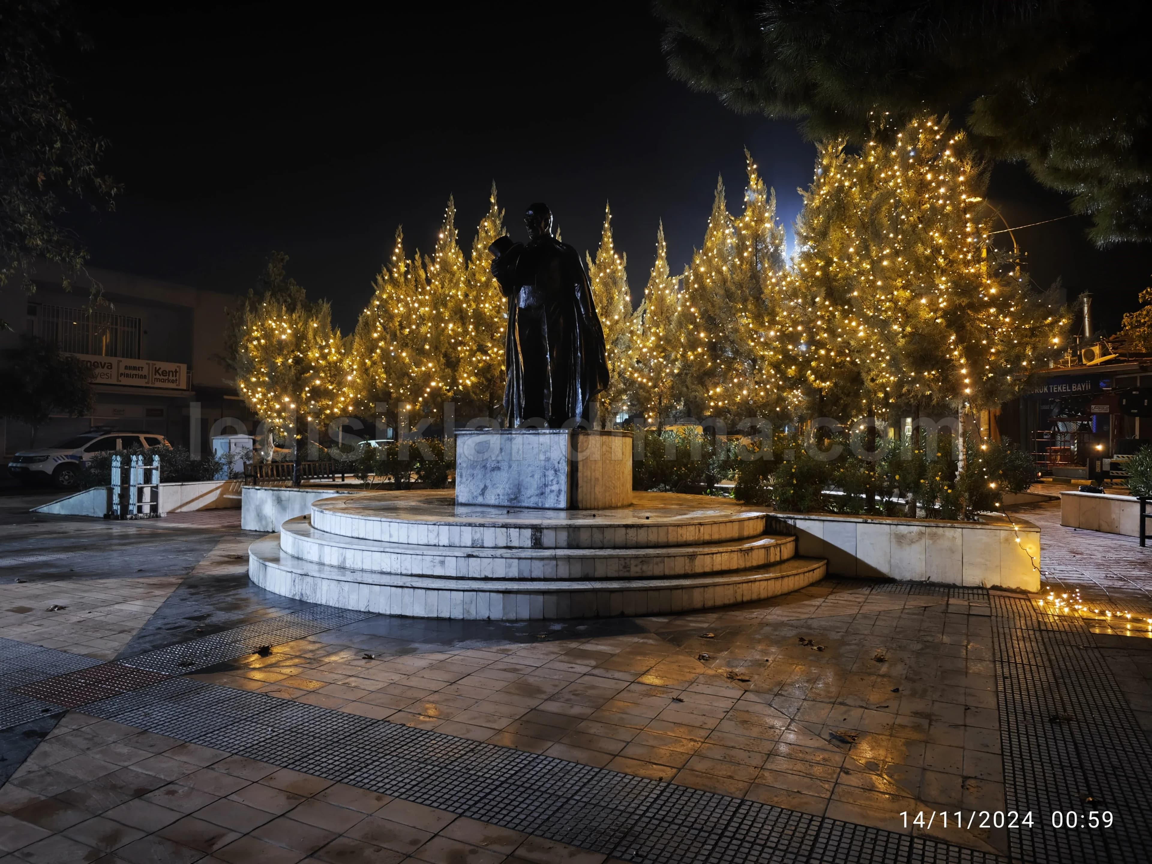 Güzelbahçe - Sehir meydaninda heykel ve isikli cam agaclari