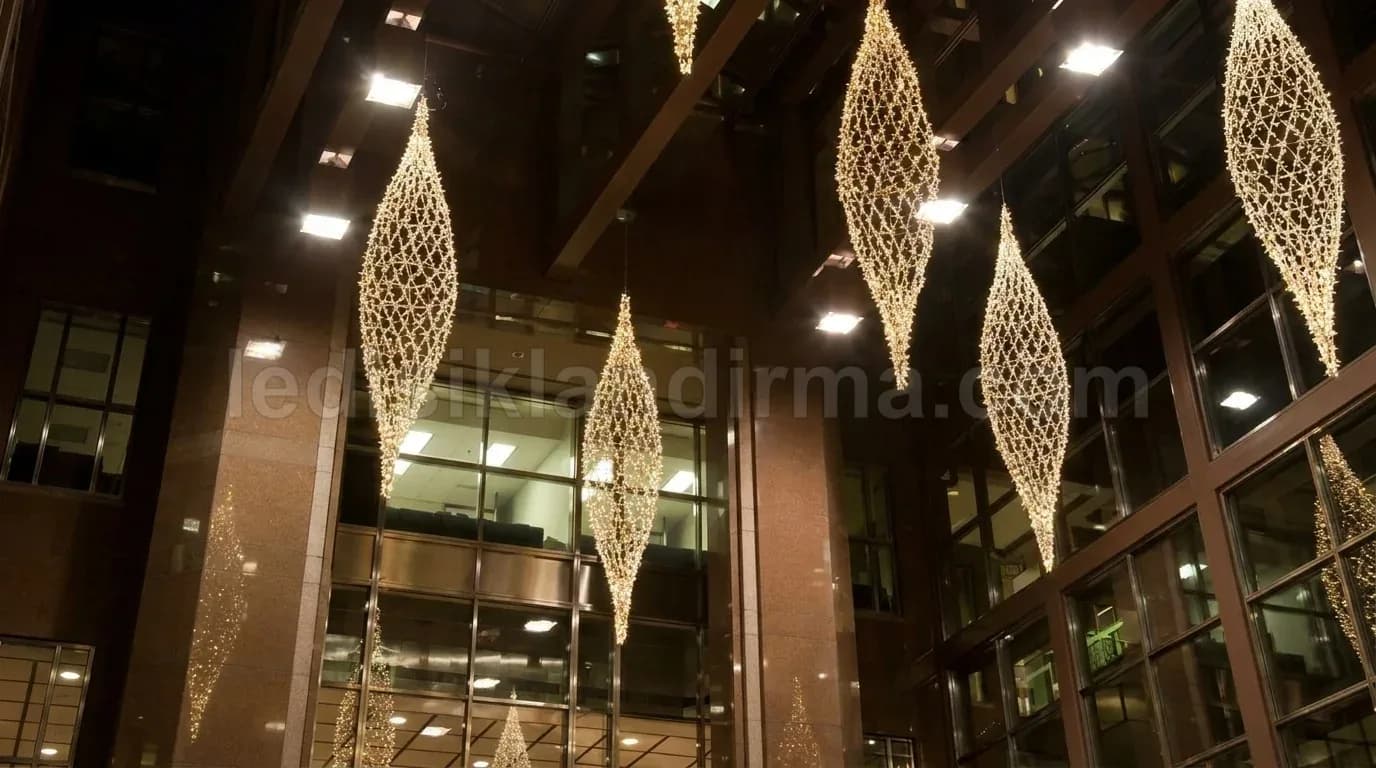 Keles - Plaza avlusunda dev asili damla isikli figurler