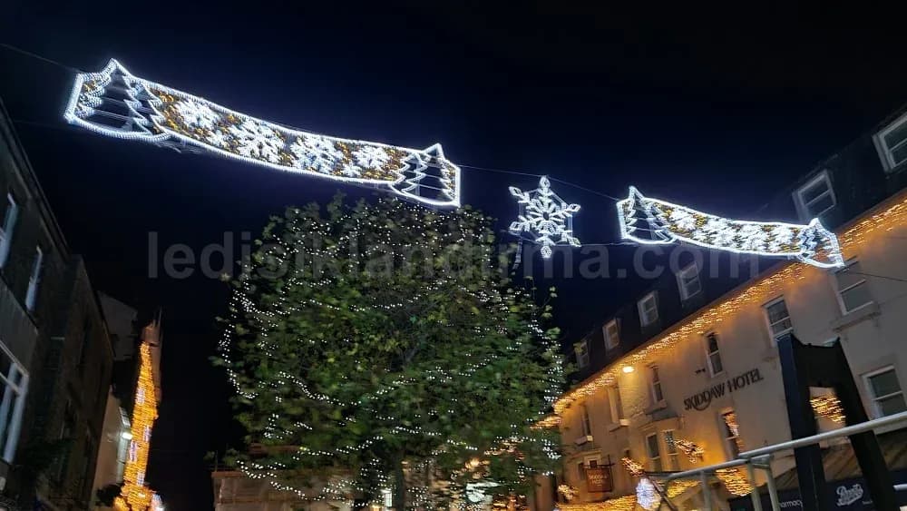 Bergama - Cadde uzeri asili kar tanesi motif aydinlatma
