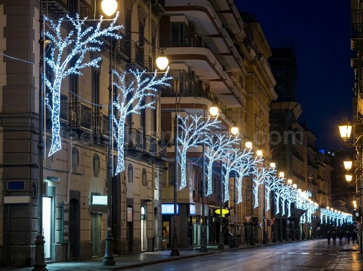 Ödemiş - Cadde boyunca beyaz LED giydirme agac motifleri