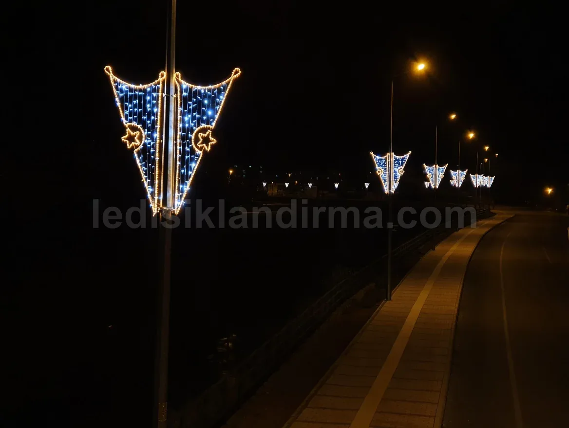 Kemer - Yol boyu aydinlatma direklerinde mavi altin yelpaze motifleri