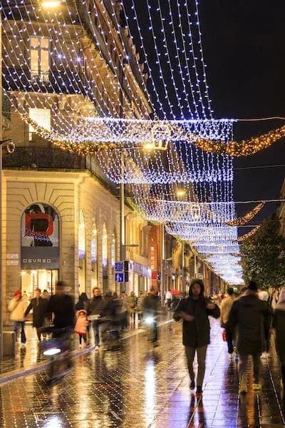 Şereflikoçhisar - Yagmurlu cadde uzeri sicak beyaz isik kemerleri kalabalik
