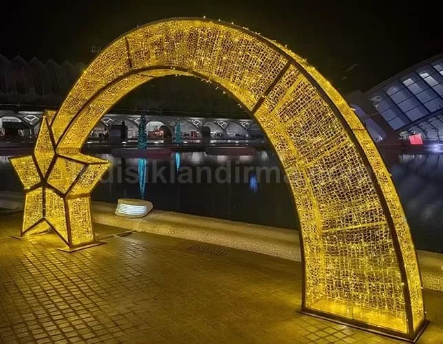 Nevşehir - Su kenarinda altin isikli kemer ve yildiz motifi