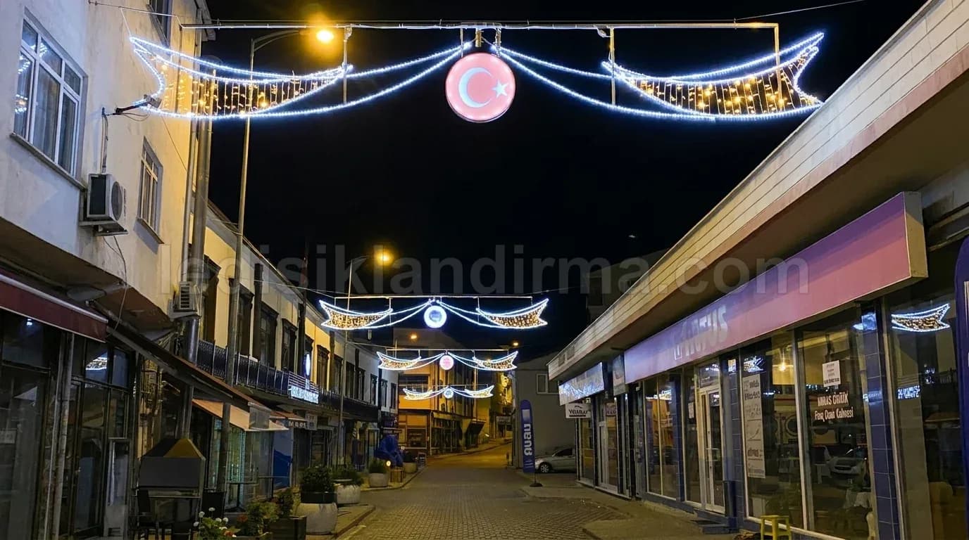 Aksu - Cadde uzeri isikli motif susleme, dukkanlar