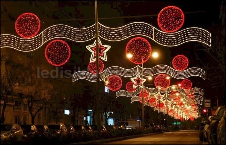 Çankaya - Cadde uzeri kirmizi kure ve yildiz isikli motifler