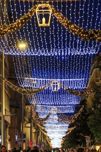Sincan - Cadde tavaninda mavi sarmal isik perdeleri ve fener