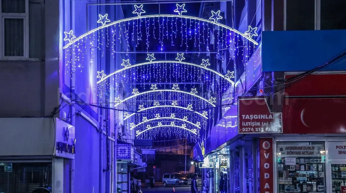 Orhangazi - Cadde uzeri mavi isikli kemer ve yildiz suslemesi