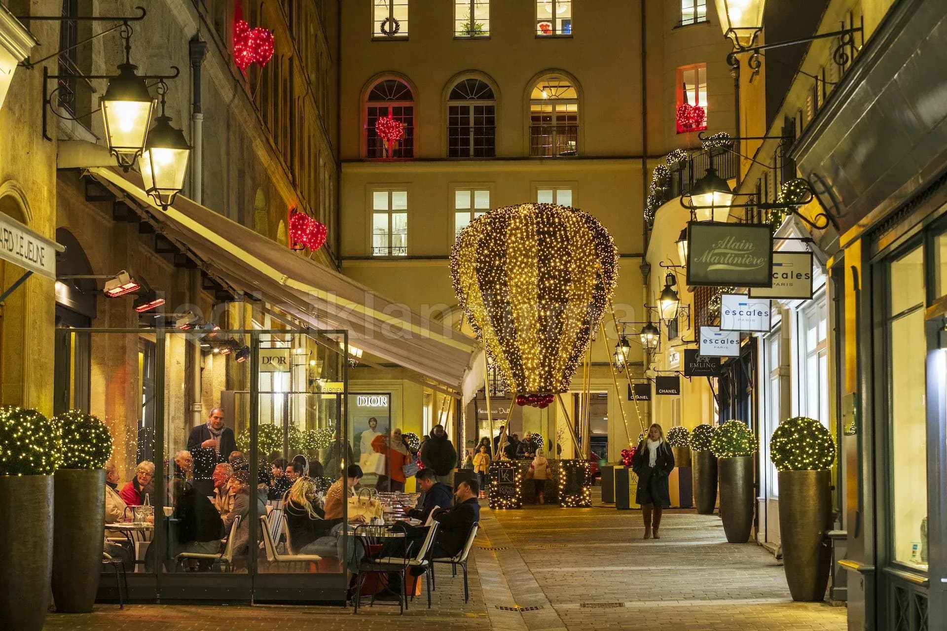 Osmaniye - Dar sokakta isikli sicak beyaz balon figuru ve restoran