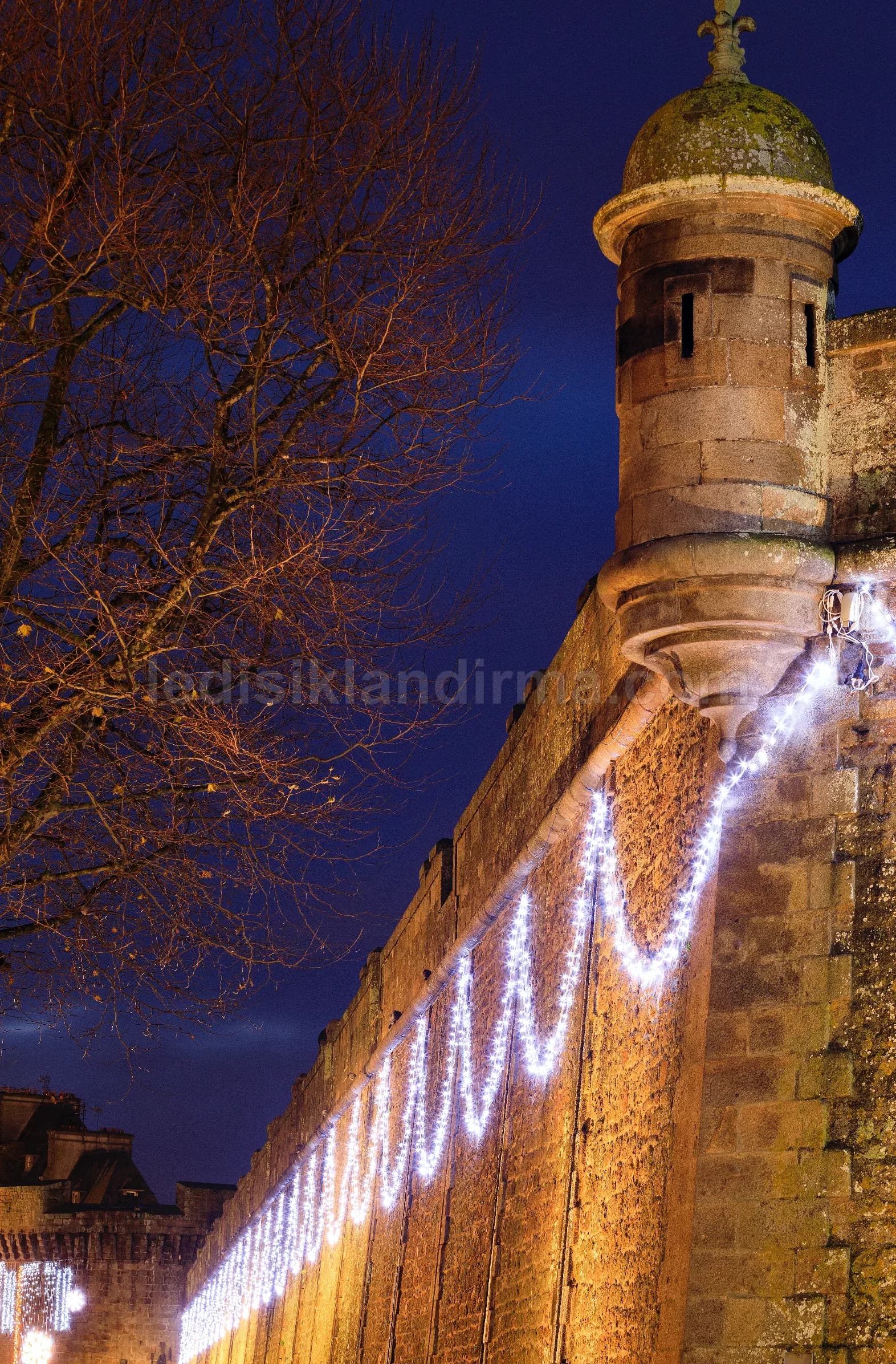 Samsun - Tarihi sur duvari mavi ipsi LED gece susleme