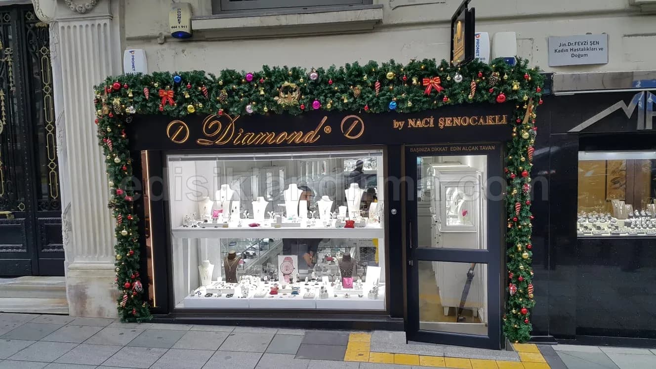 Osmaniye - Kuyumcu magaza vitrini yesil garland yilbasi suslemesi