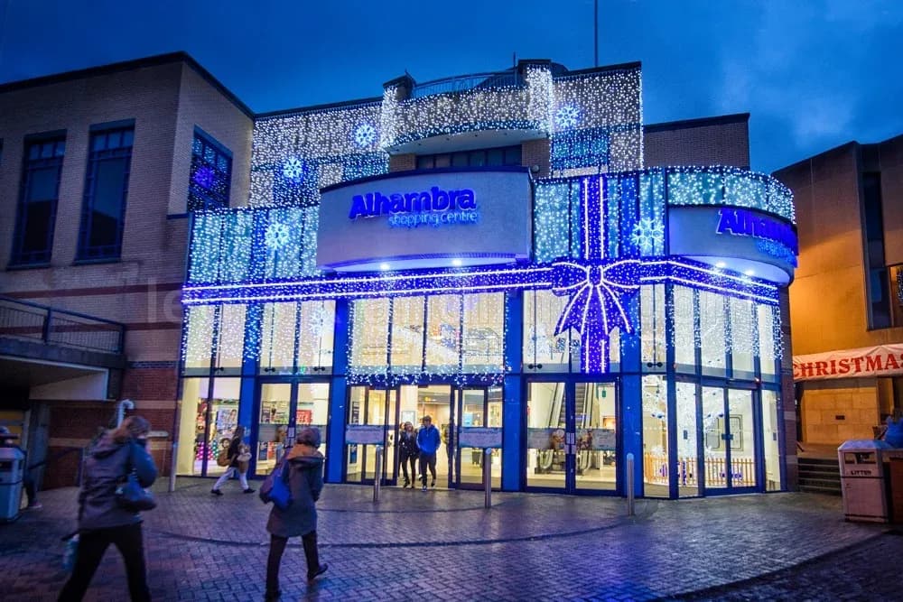 Çeşme - Alhambra magaza cephesi mavi isik kurdele susleme