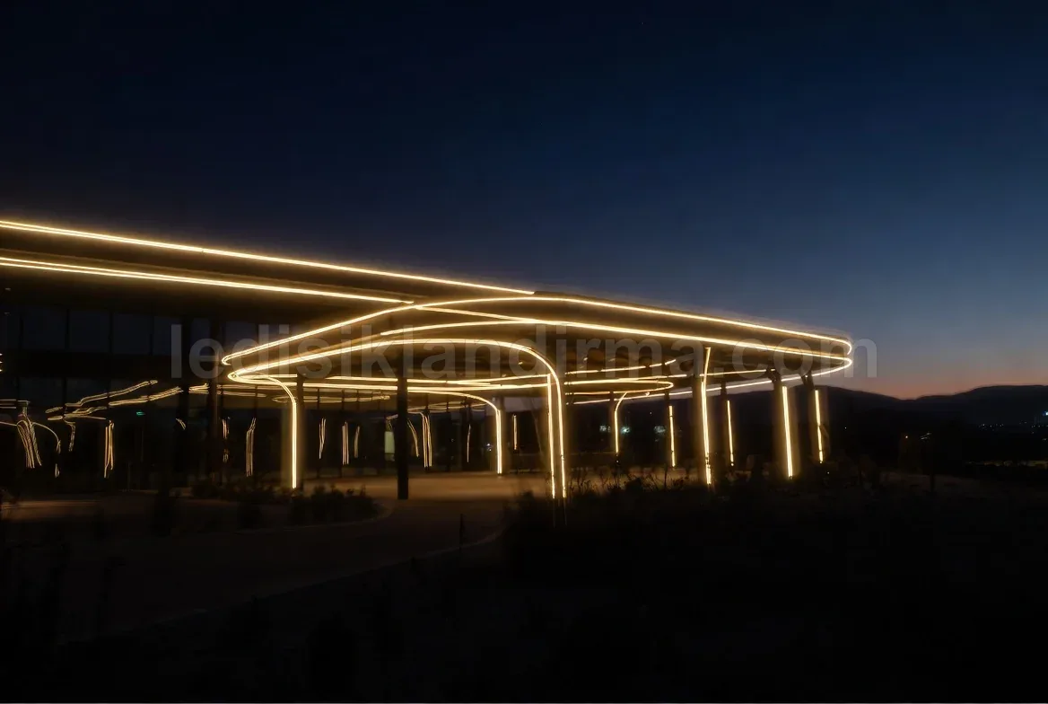 Tekirdağ - Modern bina cephesinde altin LED hat aydinlatma