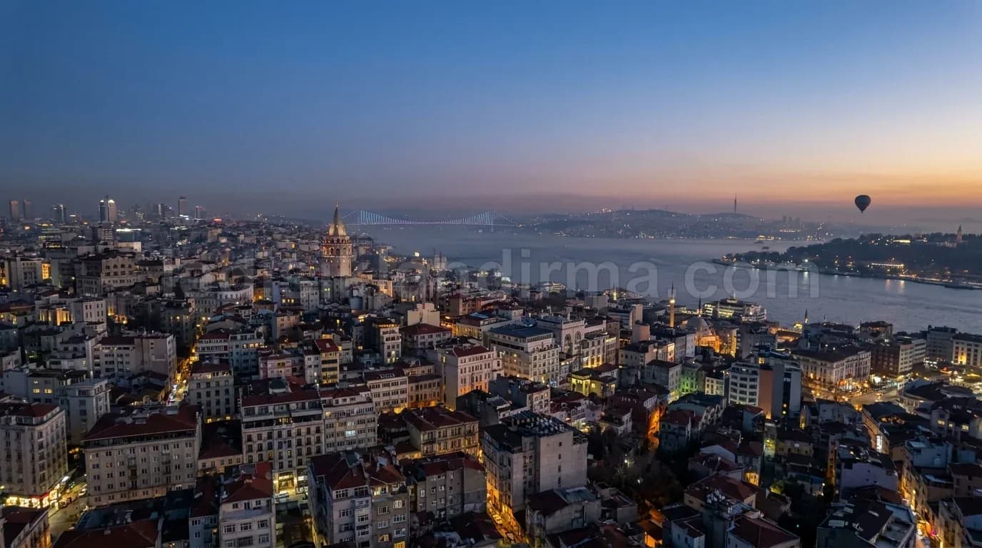 Korkuteli - Galata Kulesi ve Istanbul silueti gece manzarasi