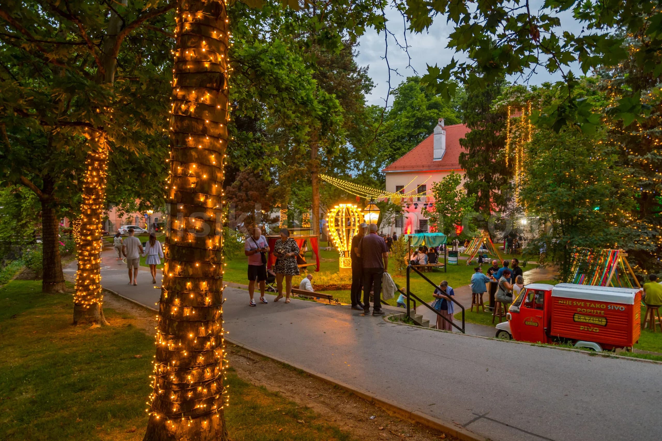 Kepez - Park bahcesinde agac govde sarimli isik festivali