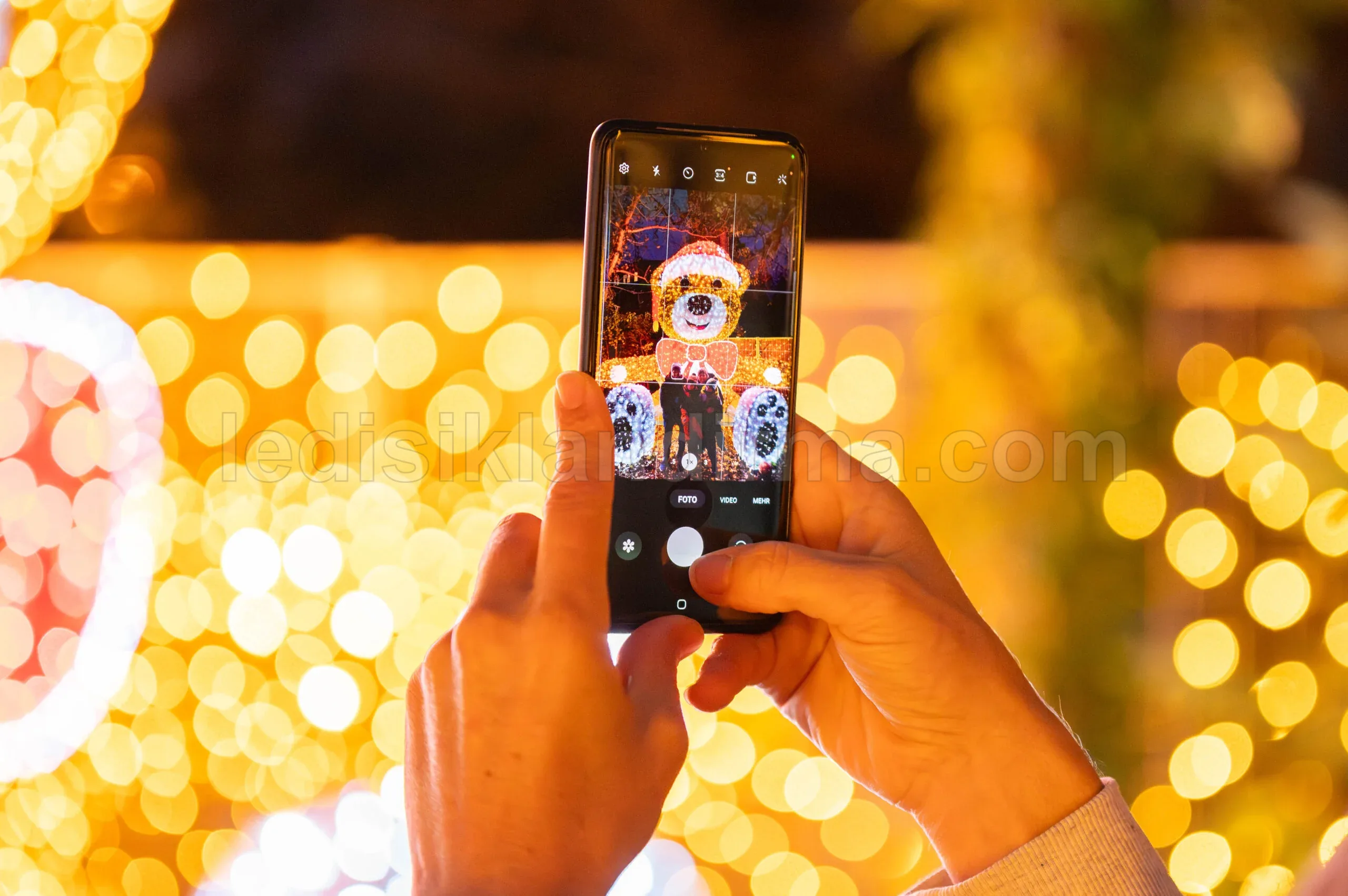 Şırnak - Telefonla isikli figur fotograflanan yilbasi sahnesi