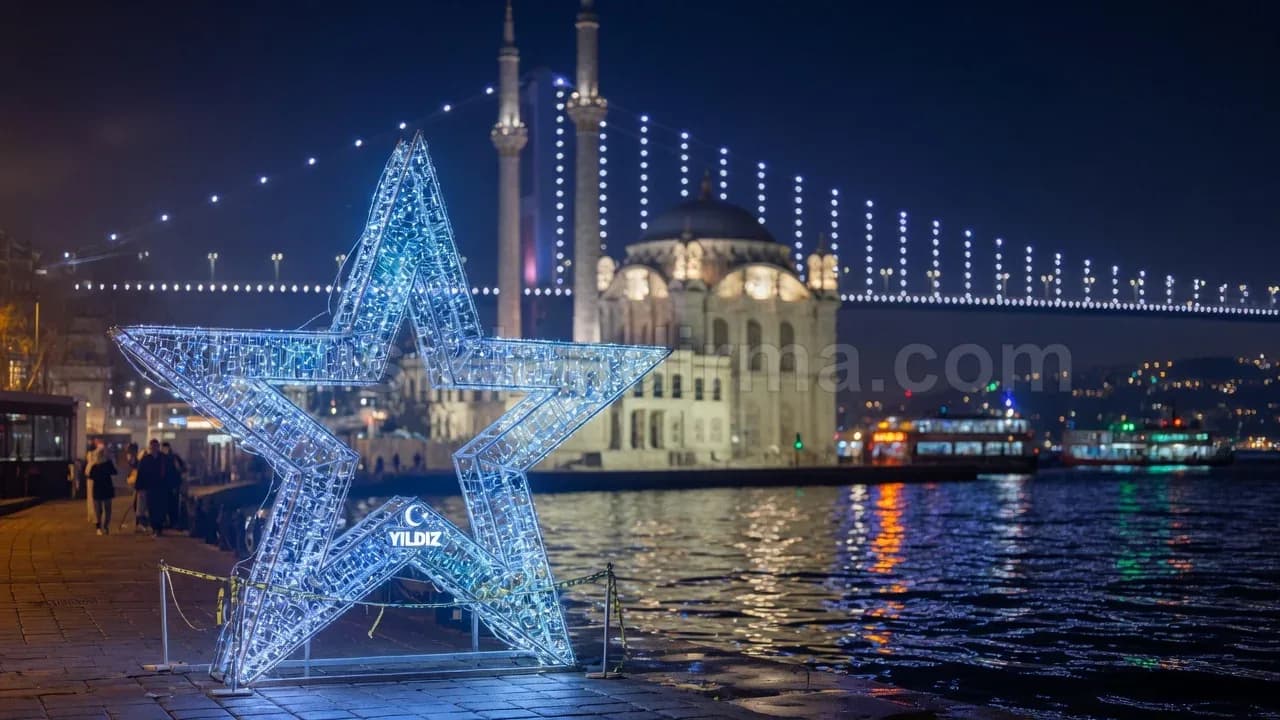 Kilis - Sahil yolunda isikli yildiz figuru cami