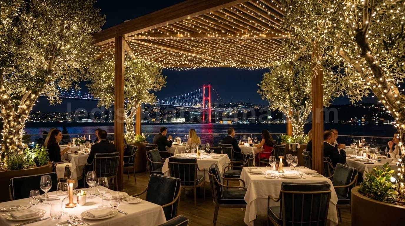 Çiğli - Bogaz kenari restoran terasinda agac ipsi LED susleme