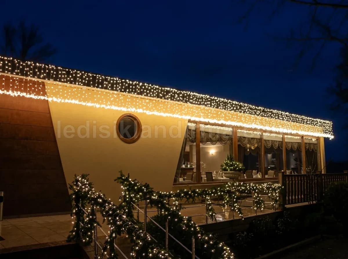 Ödemiş - Restoran cephesinde sacak buz saçagi ve teras garland isiklari