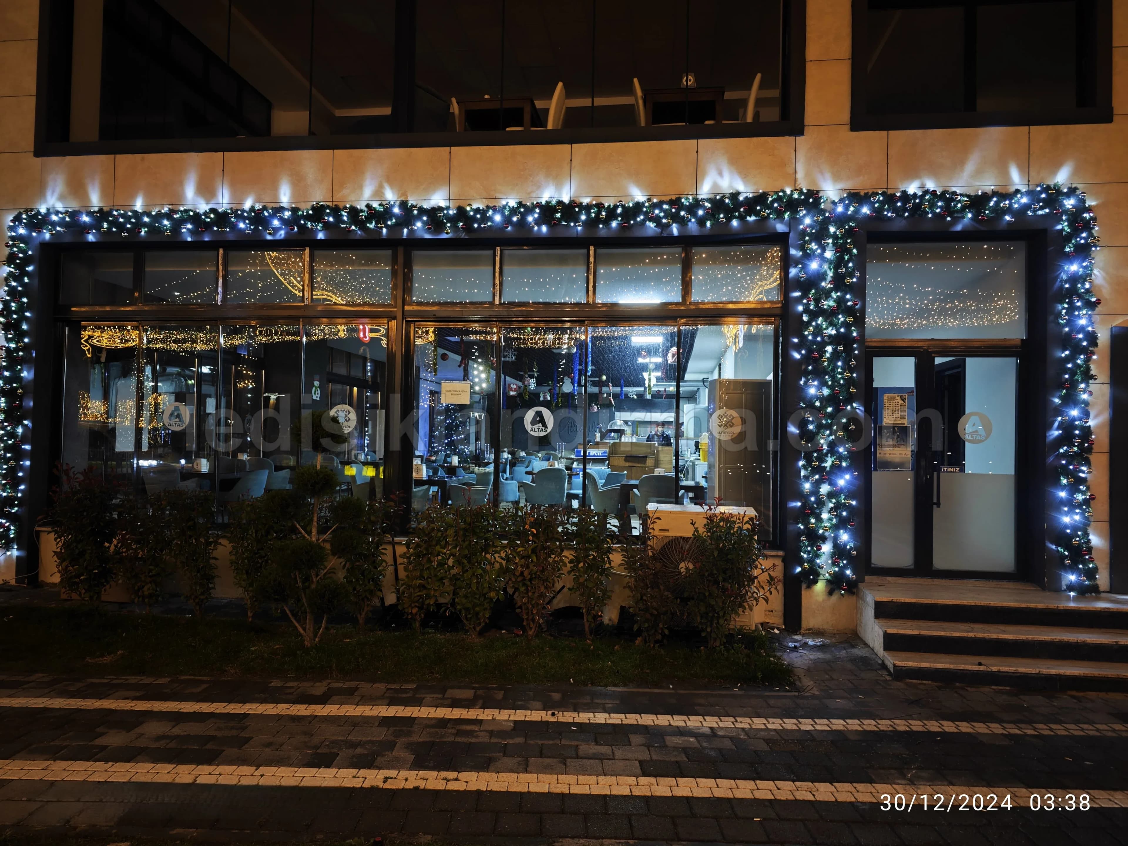 Kumluca - Restoran cephesi mavi beyaz peri isigi ve yesil garland