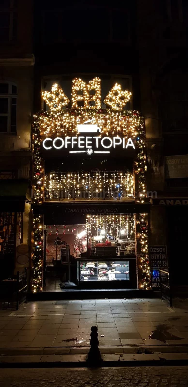İbradı - Coffeetopia kafe cephesi sicak beyaz yilbasi isik susleme