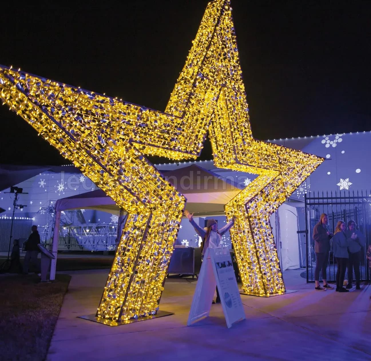Tekirdağ - Dev altin LED yildiz figuru onunde poz