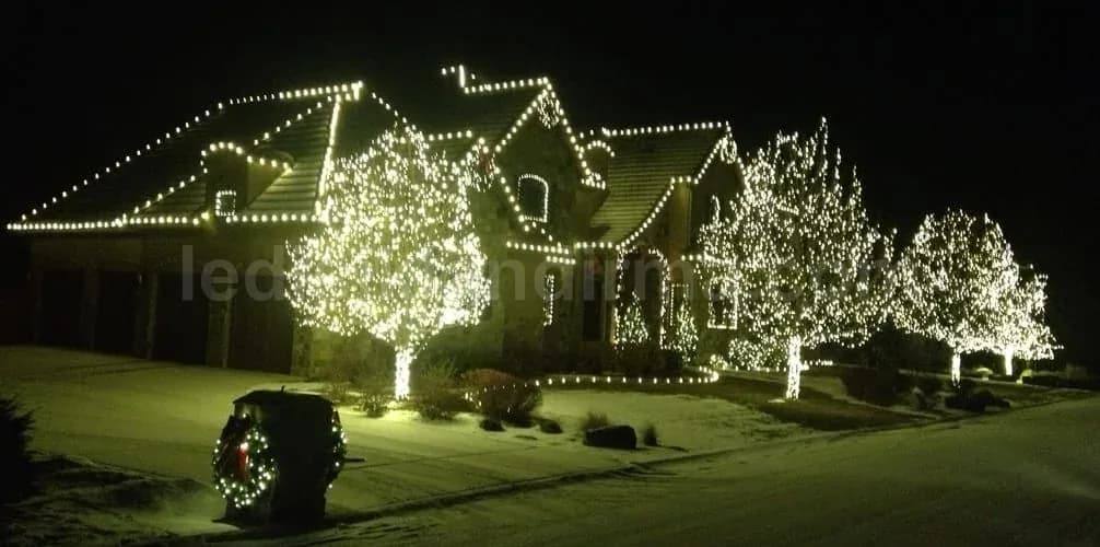 Tire - Villa cephesi ve agaclara sarili sicak beyaz LED