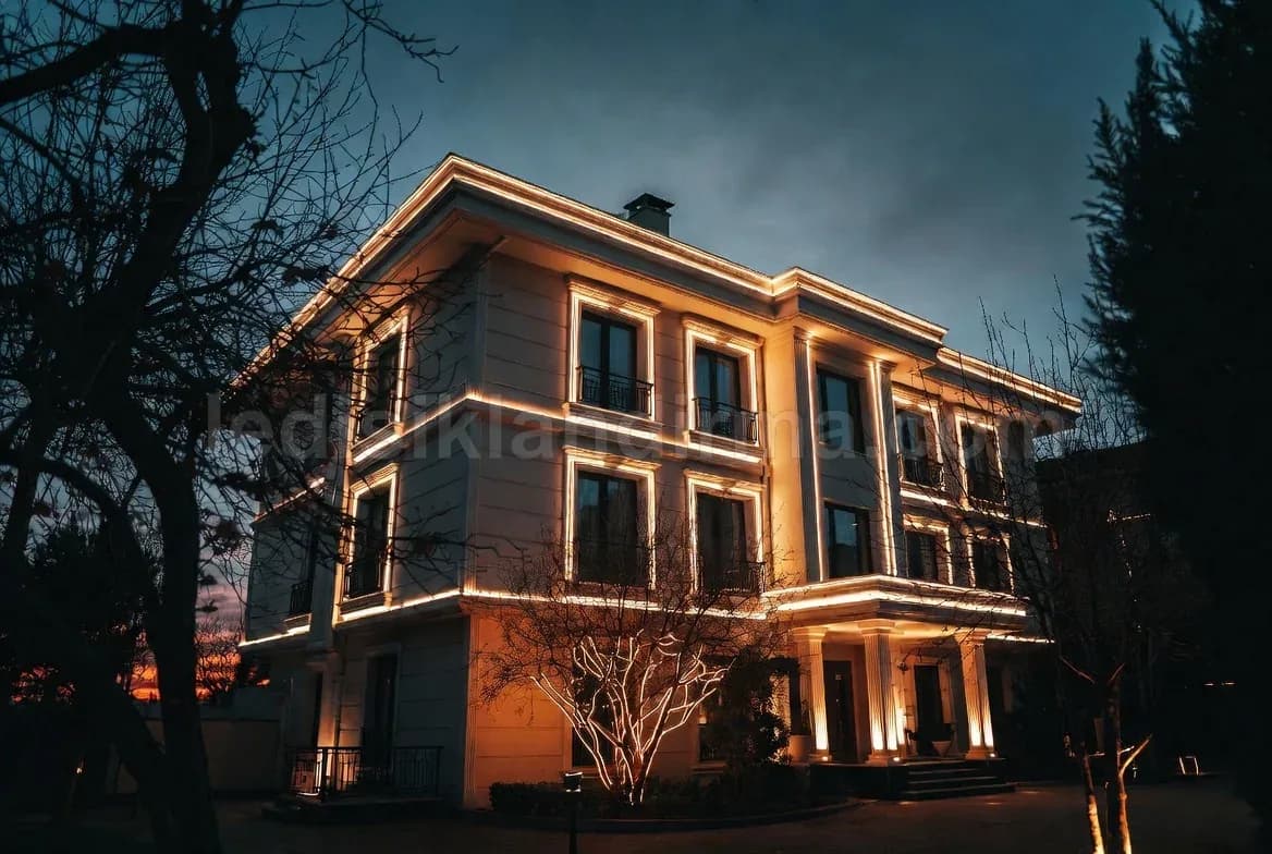 Güzelbahçe - Villa cephesinin sicak beyaz LED ile aydinlatilmasi